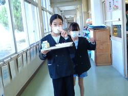 6年生と1年生の交流給食（試行）の様子