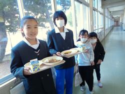 6年生と1年生の交流給食（試行）の様子