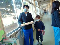 6年生と1年生の交流給食（試行）の様子