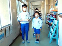 6年生と1年生の交流給食（試行）の様子