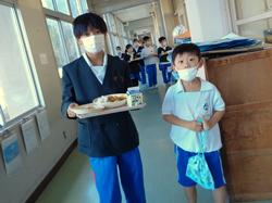 6年生と1年生の交流給食（試行）の様子