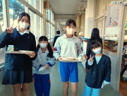 6年生と1年生の交流給食（試行）の様子