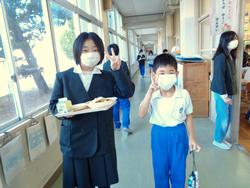 6年生と1年生の交流給食（試行）の様子