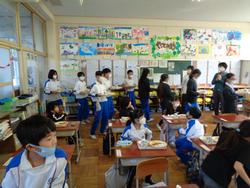 6年生と1年生の交流給食（試行）の様子