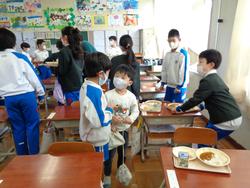 6年生と1年生の交流給食（試行）の様子