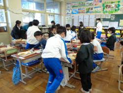 6年生と1年生の交流給食（試行）の様子