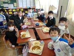 6年生と1年生の交流給食（試行）の様子