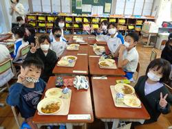 6年生と1年生の交流給食（試行）の様子