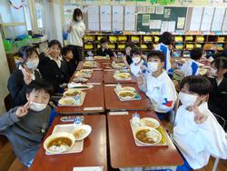 6年生と1年生の交流給食（試行）の様子