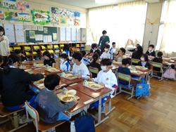 6年生と1年生の交流給食（試行）の様子