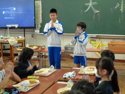 6年生と1年生の交流給食（試行）の様子