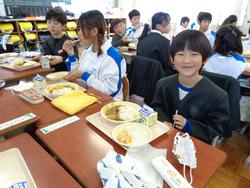 6年生と1年生の交流給食（試行）の様子