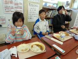 6年生と1年生の交流給食（試行）の様子