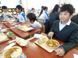 6年生と1年生の交流給食（試行）の様子