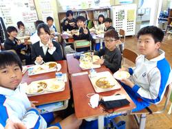6年生と1年生の交流給食（試行）の様子