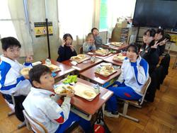 6年生と1年生の交流給食（試行）の様子