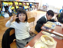 6年生と1年生の交流給食（試行）の様子