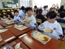 6年生と1年生の交流給食（試行）の様子