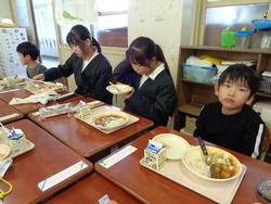 6年生と1年生の交流給食（試行）の様子