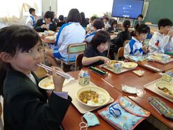 6年生と1年生の交流給食（試行）の様子