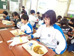 6年生と1年生の交流給食（試行）の様子