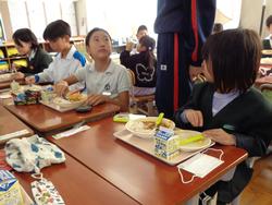 6年生と1年生の交流給食（試行）の様子