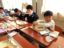 6年生と1年生の交流給食（試行）の様子