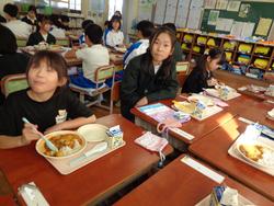 6年生と1年生の交流給食（試行）の様子