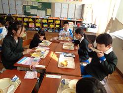 6年生と1年生の交流給食（試行）の様子