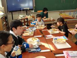 6年生と1年生の交流給食（試行）の様子