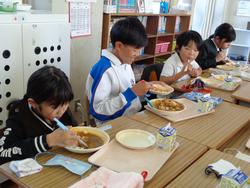 6年生と1年生の交流給食（試行）の様子