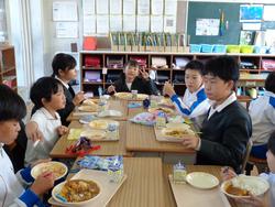 6年生と1年生の交流給食（試行）の様子