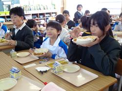 6年生と1年生の交流給食（試行）の様子