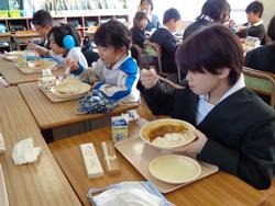 6年生と1年生の交流給食（試行）の様子