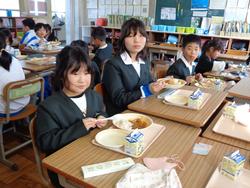 6年生と1年生の交流給食（試行）の様子