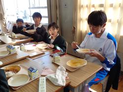 6年生と1年生の交流給食（試行）の様子