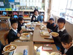 6年生と1年生の交流給食（試行）の様子