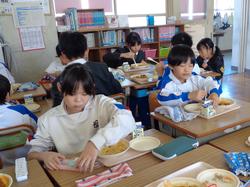 6年生と1年生の交流給食（試行）の様子