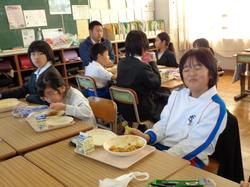 6年生と1年生の交流給食（試行）の様子