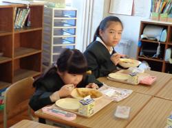 6年生と1年生の交流給食（試行）の様子