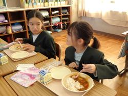6年生と1年生の交流給食（試行）の様子