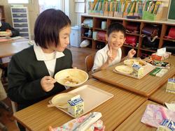 6年生と1年生の交流給食（試行）の様子