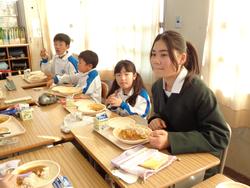 6年生と1年生の交流給食（試行）の様子