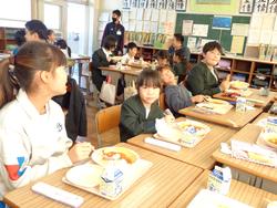 6年生と1年生の交流給食（試行）の様子