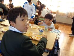 6年生と1年生の交流給食（試行）の様子