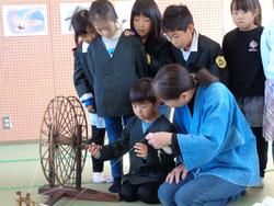 1年生糸車をまわしてみたよ