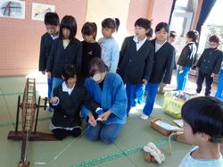 1年生糸車をまわしてみたよ