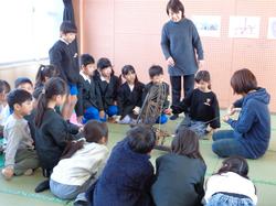 1年生糸車をまわしてみたよ