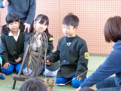 1年生糸車をまわしてみたよ