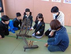 1年生糸車をまわしてみたよ